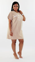 Load image into Gallery viewer, Camel Die D&#39;or T-shirt Dress
